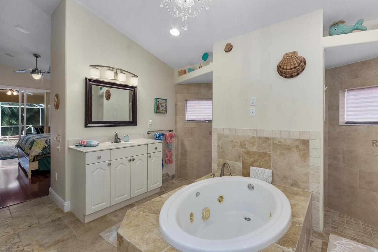Luxury Home, Hot Tub, Heated Pool, Tiki Bar - Villa Spain Cape Coral Exteriör bild